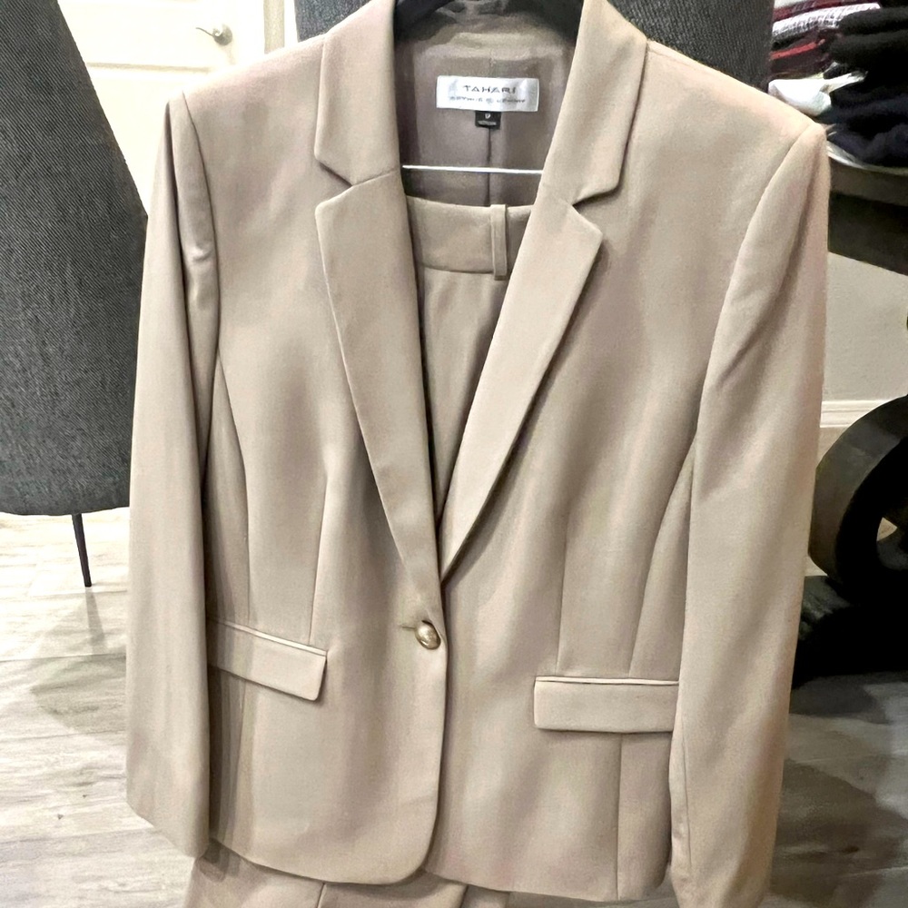 Tahari Suit SZ 12